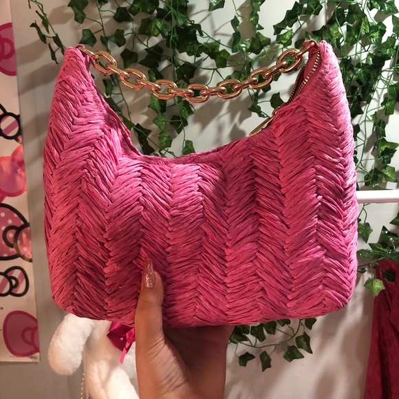 Pink straw purse with gold chain - Picture 1 of 3